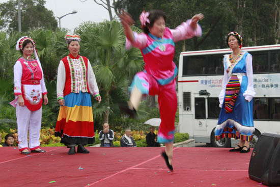 Act at Community Arts Festivals in Celebration of East Asian Games